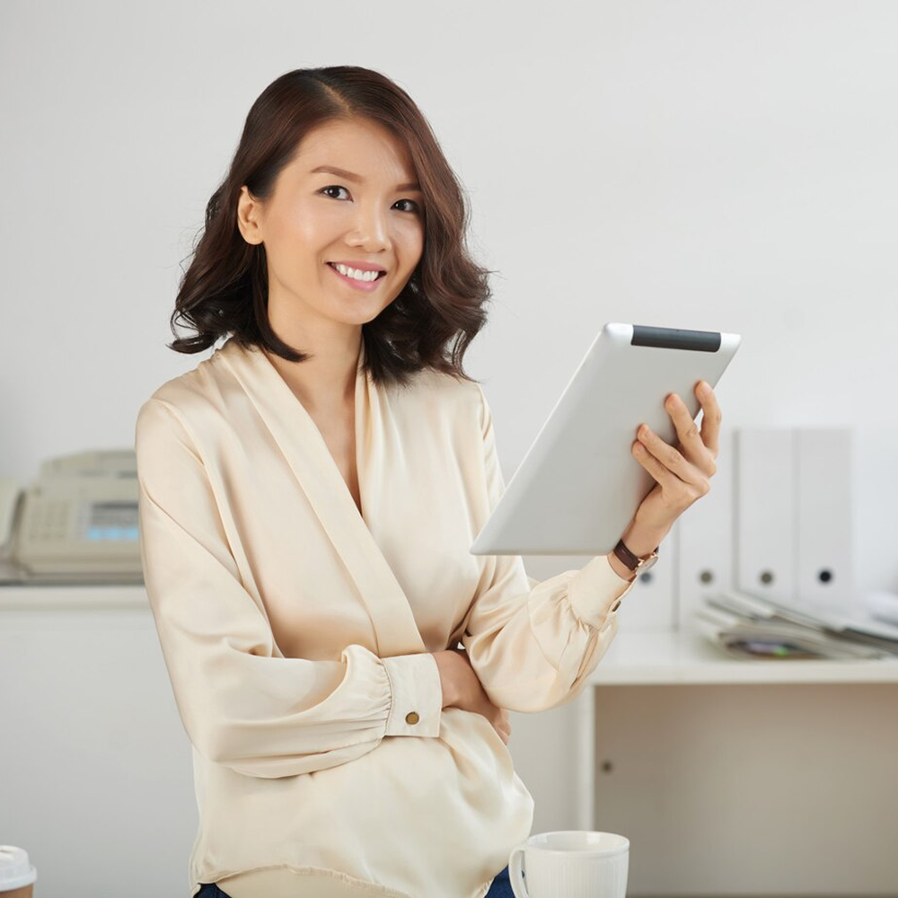 business-lady-with-tablet-computer_1098-17702 1